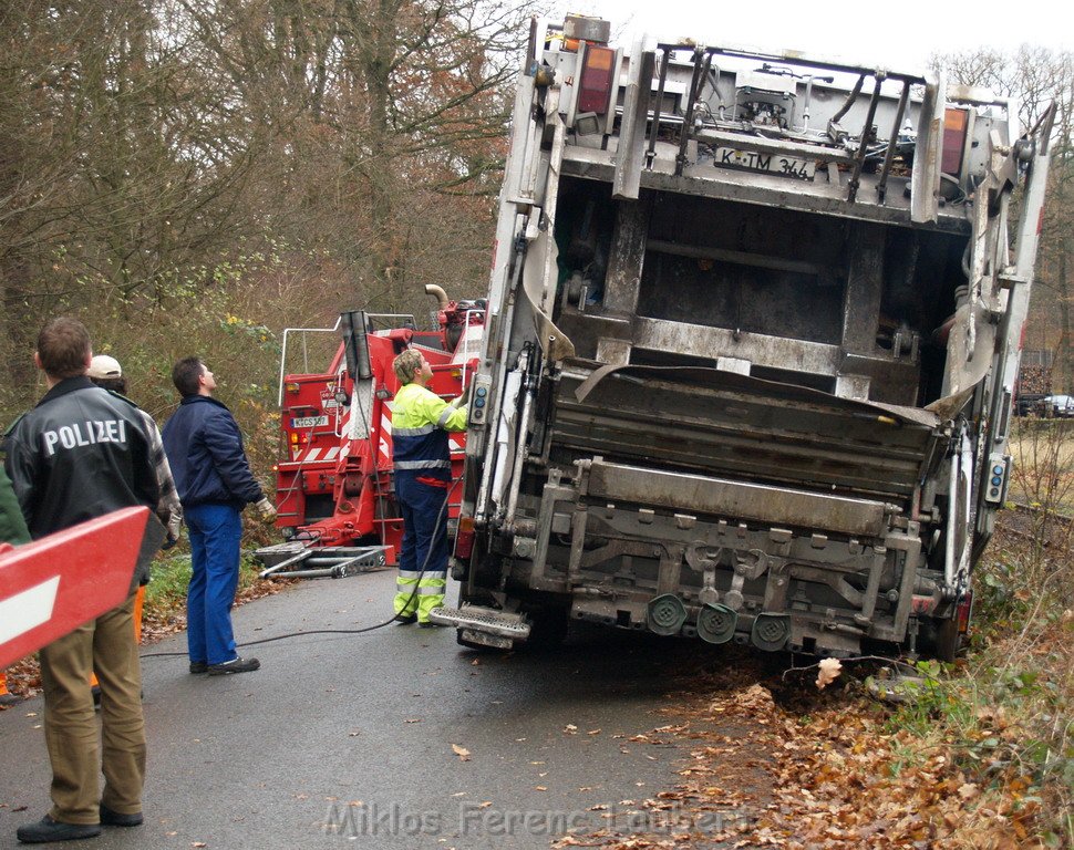 Muellwagen droht zu kippen Koeln Koenigsforst Baumschulweg  P26.JPG